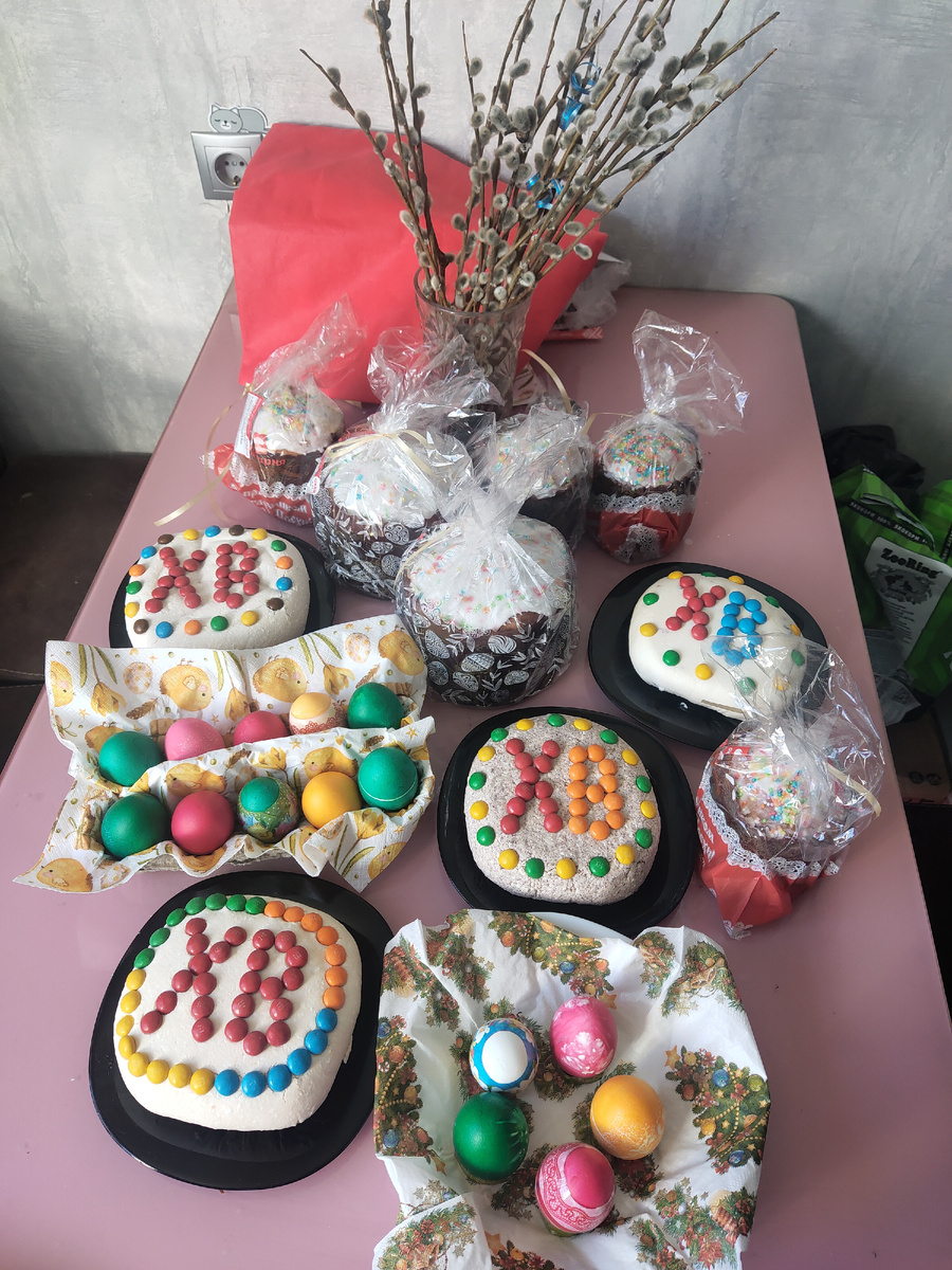 Фото прошлого года. На чёрных тарелочках пасха.