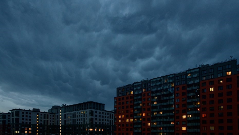    Грозовые тучи над многоэтажными домами в Петербурге. Автор фото: Сергей Ермохин / "Деловой Петербург"
