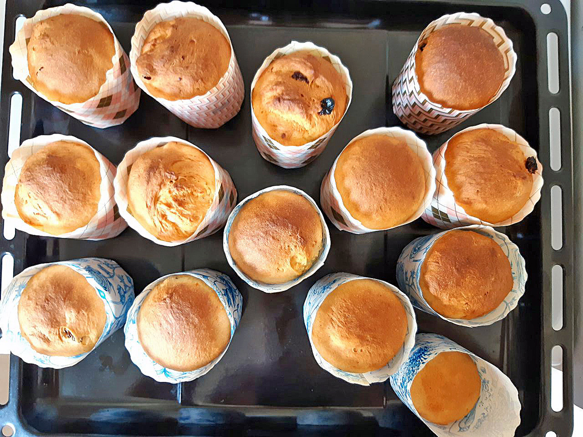 Изюм только на одном вылез, хоть я и постаралась сделать шарики с начинкой внутри