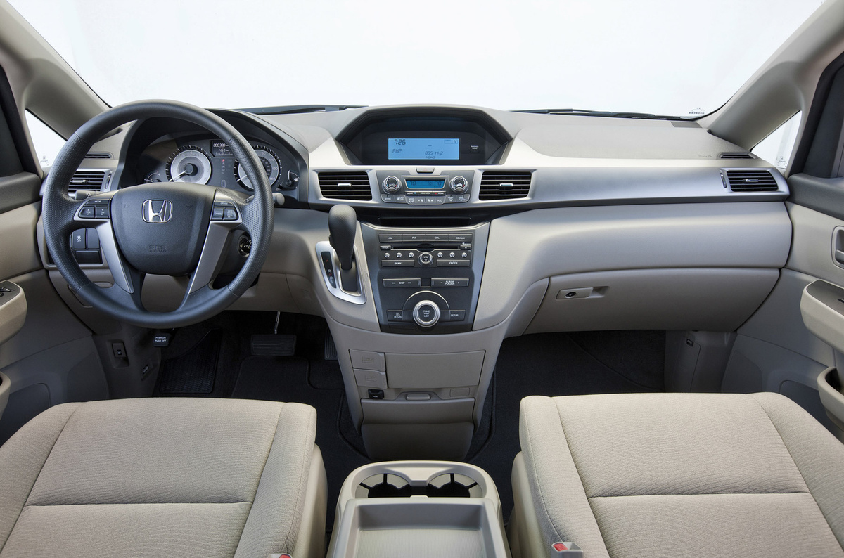    Обратите внимание: речь идёт о дорестайлинговом минивэне четвёртого поколения, но избавленной от «детских болезней». Ранние итерации Odyssey страдали от неисправностей механизма сдвижных дверей, преждевременного износа подушек двигателя и поломок автоматических коробок передач. Модель этого поколения иногда расстраивает проблемами с КП, но они далеко не такие частые и распространенные, как раньше.   
Honda