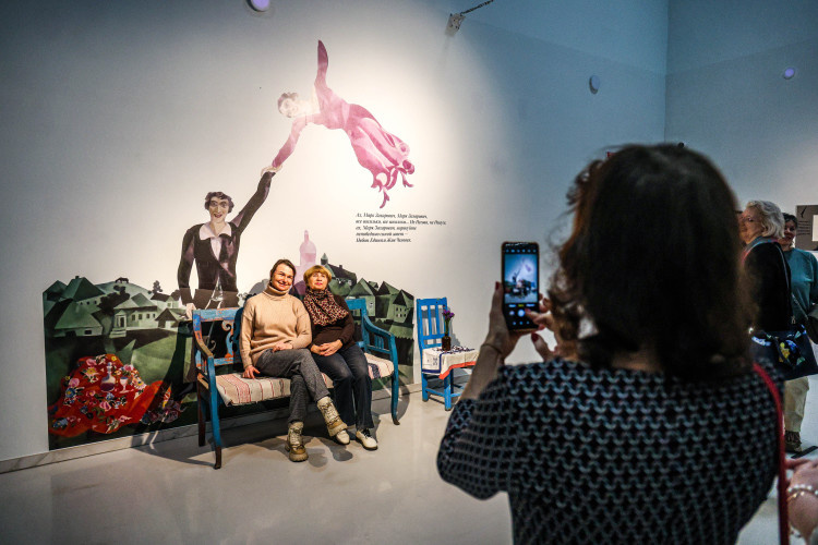    Никого не смущало, что никакую «Прогулку», находящуюся в Русском музее в Санкт-Петербурге, в Казань не привезли, но многие с удовольствием делали селфи в фотозоне с изображением знаменитой шагаловской картины.   
Фото: Андрей Титов