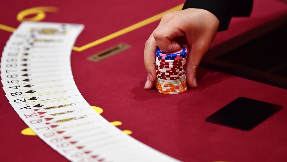    Карты и фишки на игорном столе в казино. Автор фото: Юрий Смитюк / ТАСС
