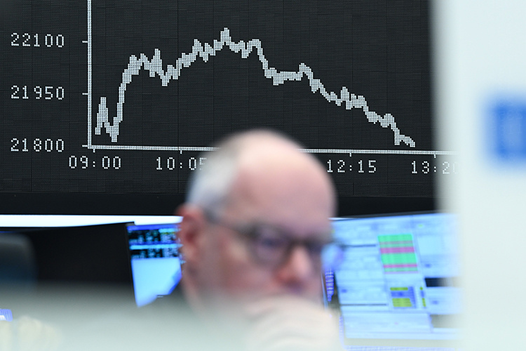    Введенные президентом США Трампом новые пошлины, затрагивающие практически весь мир, вызвали не только обвал фондовых рынков, но и недоумение своей нелогичностью.   
Фото: © Arne Dedert / dpa / www.globallookpress.com