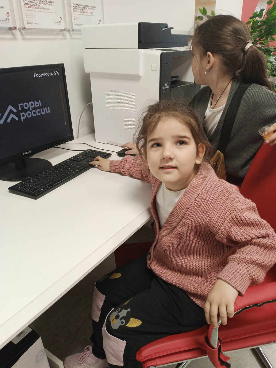 Как же у нас было солнечно и тепло с утра, но сейчас прошёл сильный дождь и поднялся ветер. А какая погода сегодня у вас? По городу во всю  идут службы. Мы  сегодня проснулись рано, уехали в город по делам, но их тоже надо выполнить. 