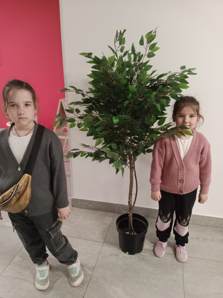 Сегодня улицы пусты, во всяком случае пока, видимо все за столом, но потом наверняка все поедут по гостям. Как ваше настроение? 