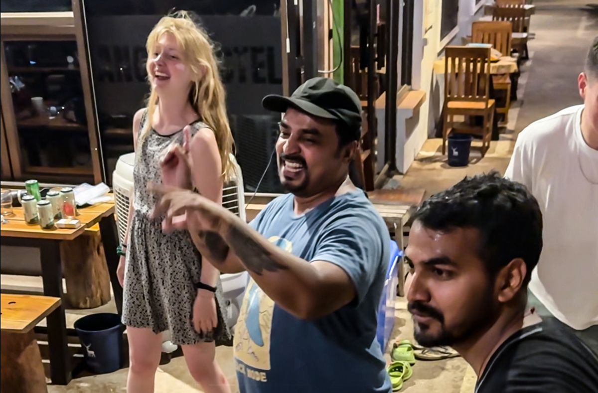 Веселый пухлячок в центре, а правее его товарищ