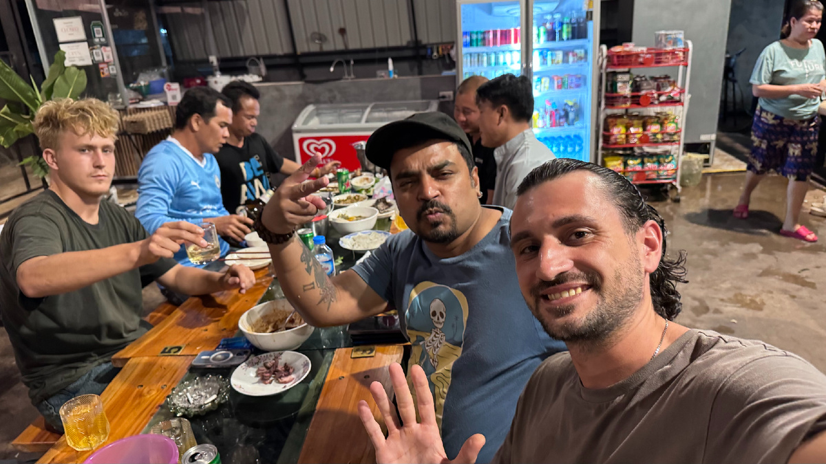 Я с тем самым индусом за столом