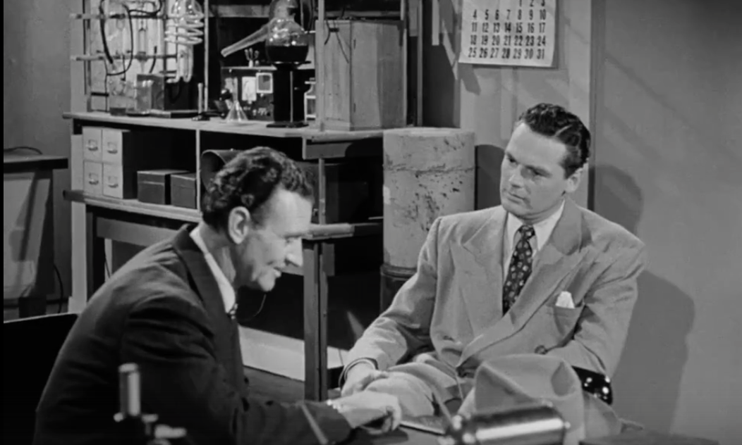 Доктор Брайант  - тот что с длинным носом.