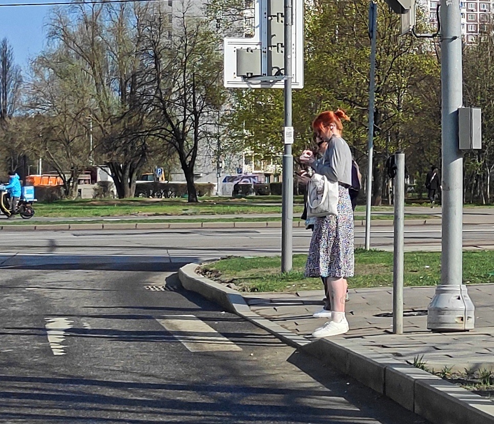 Утро. Девушка ждёт )