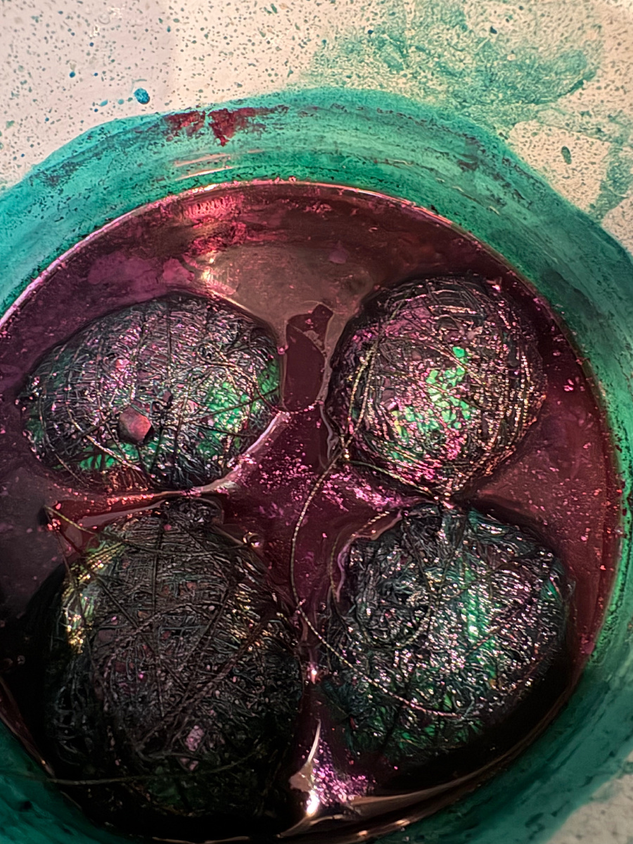 Это я делала их мраморными в зеленке и луковой шелухе. 