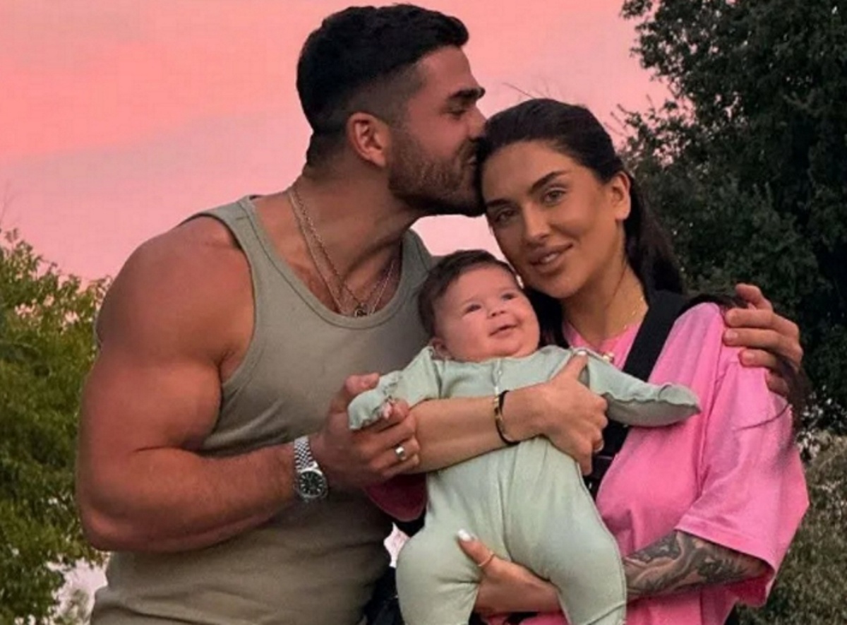 Роман Капаклы с Татьяной Мусульбес и дочкой Мией. Фото: соцсети