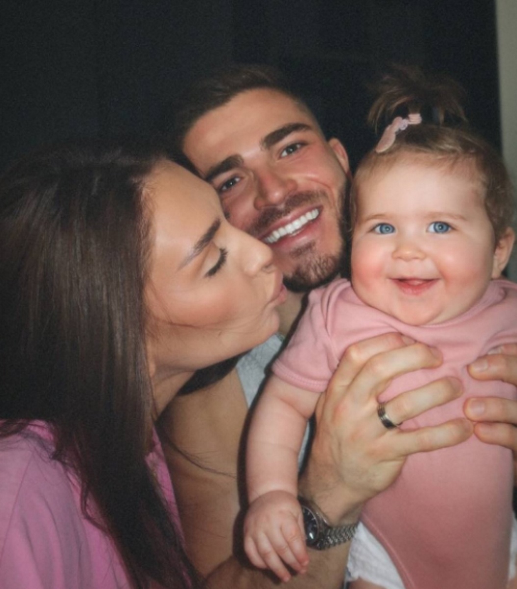 Роман Капаклы с Татьяной Мусульбес и дочкой Мией. Фото: соцсети