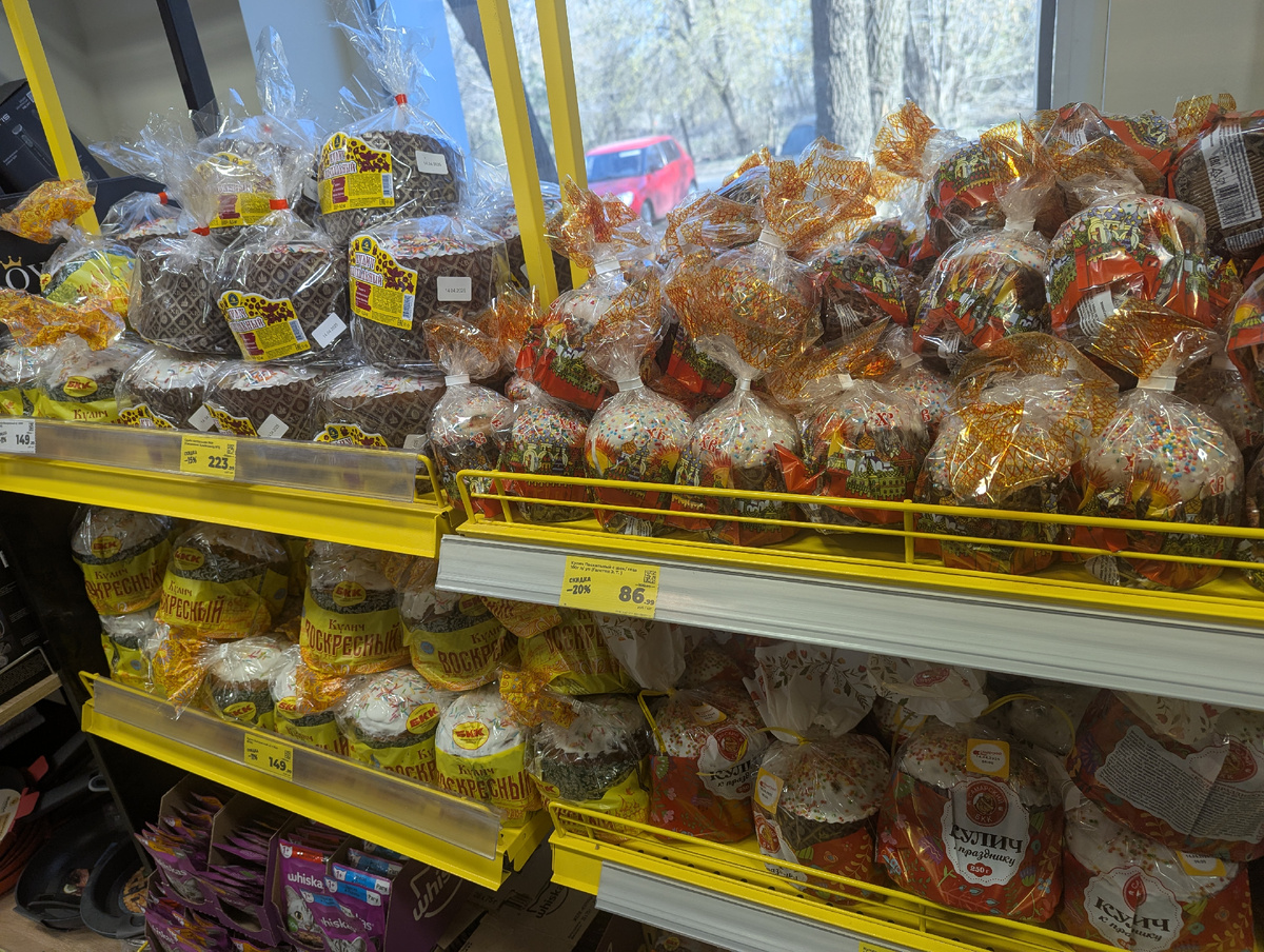 Следующий стеллаж этого магазина