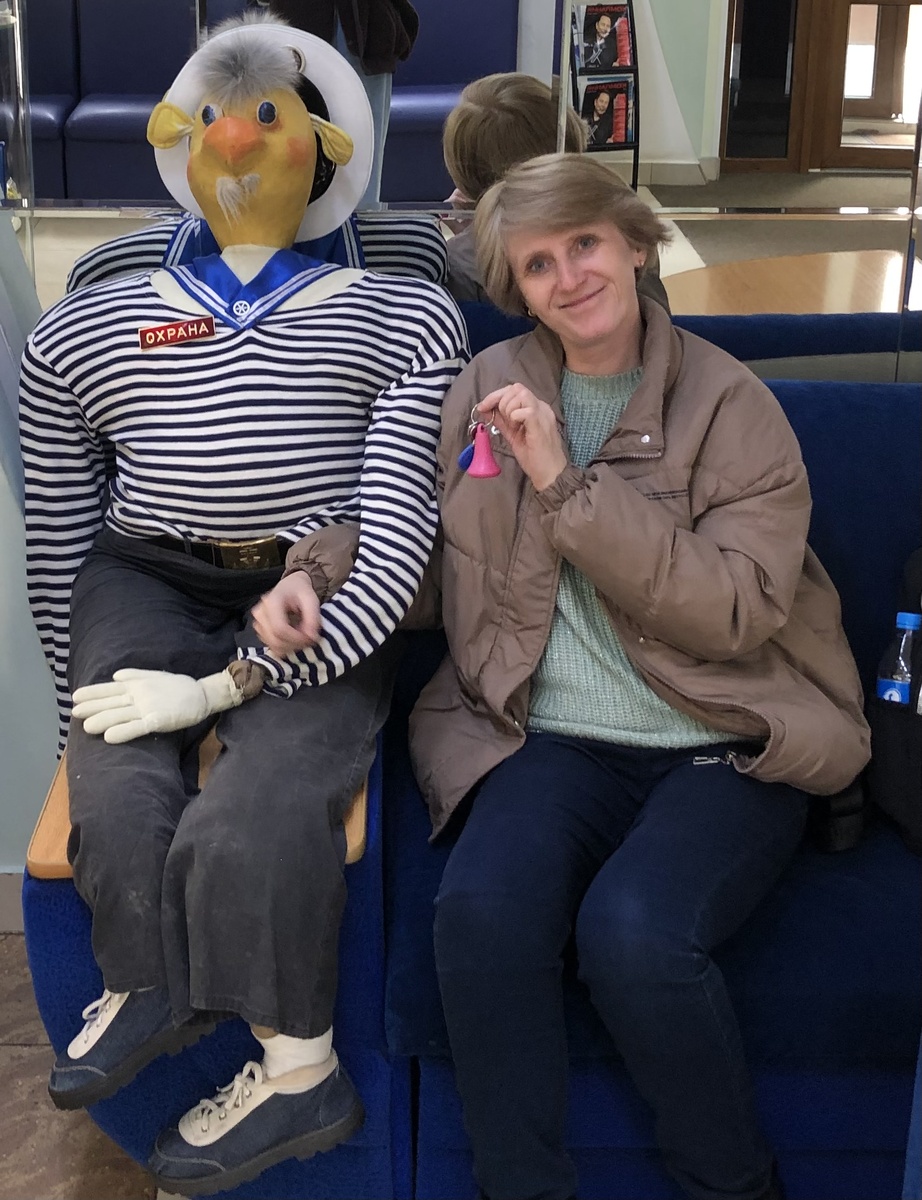 В холле встречает веселый морячок. 