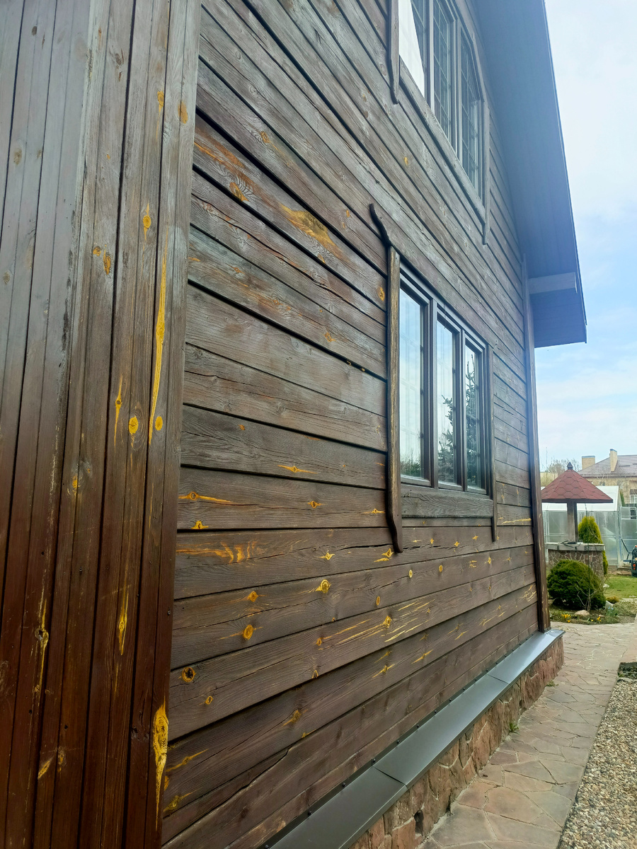 Домик из профилированного бруса естественной влажности. Брус выкручивает образуя большие щели, требующие заделки.