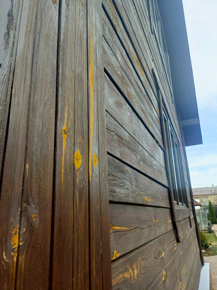 Домик из профилированного бруса естественной влажности. Брус выкручивает образуя большие щели, требующие заделки.