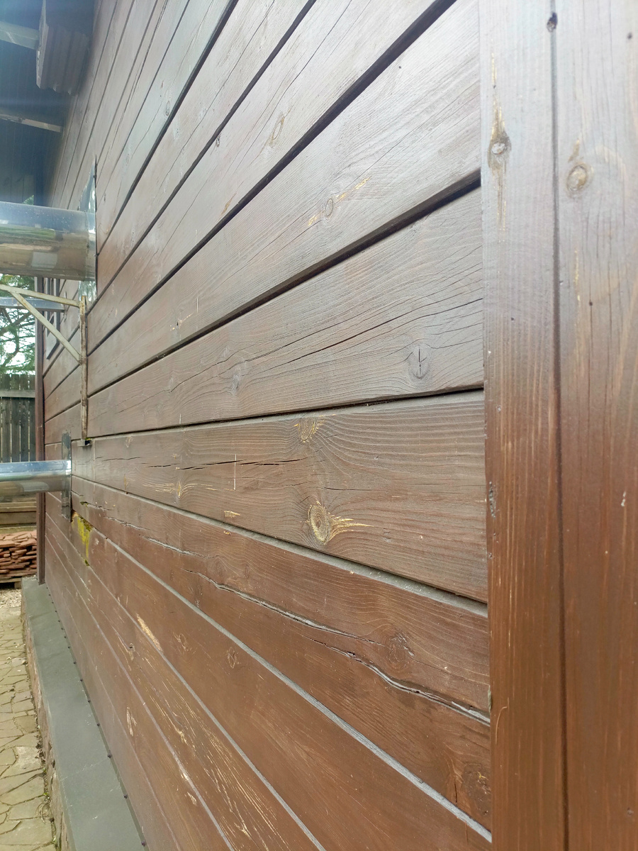 Домик из профилированного бруса естественной влажности. Брус выкручивает образуя большие щели, требующие заделки.