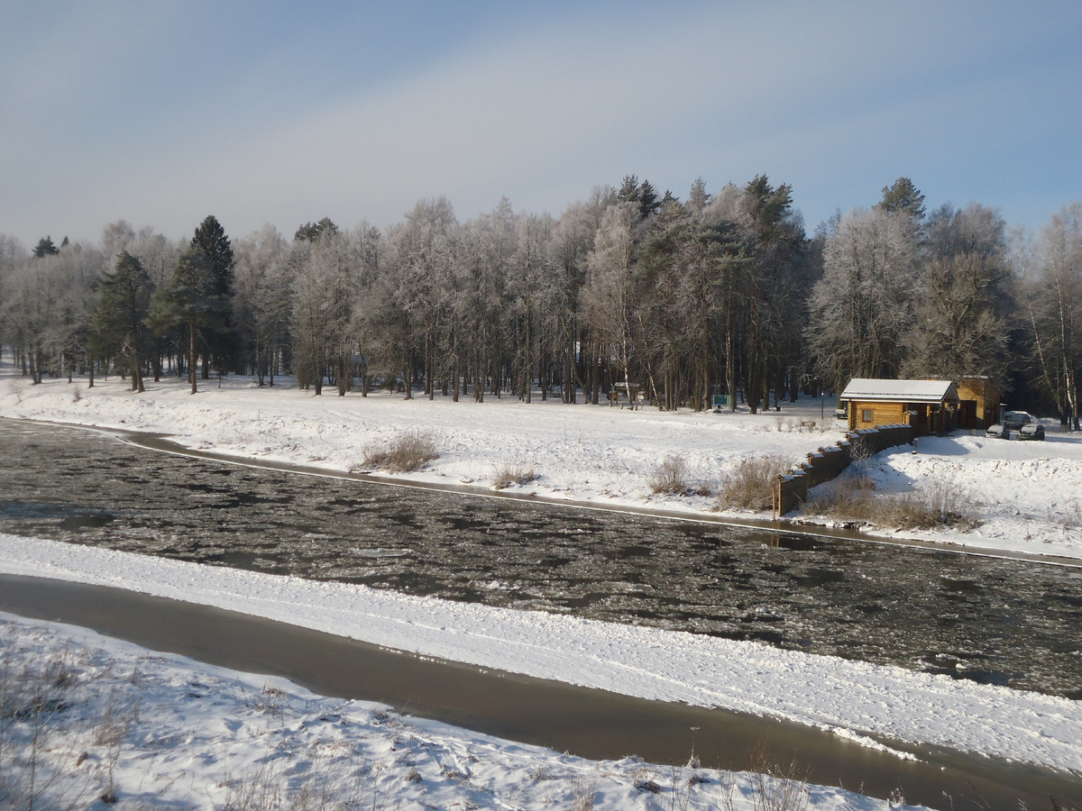 Вид на входную группу музея Василёво с моста через реку Тверца. Из архива автора.