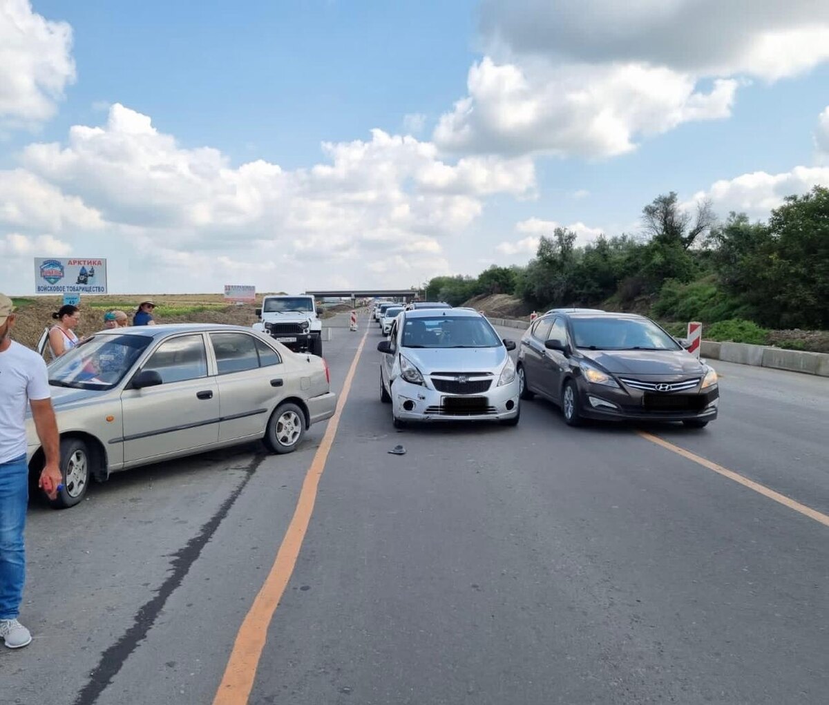 До удара ее багажник был на середине моей полосы, а после - ее откинуло за оранжевую линию будто она там и стояла. 