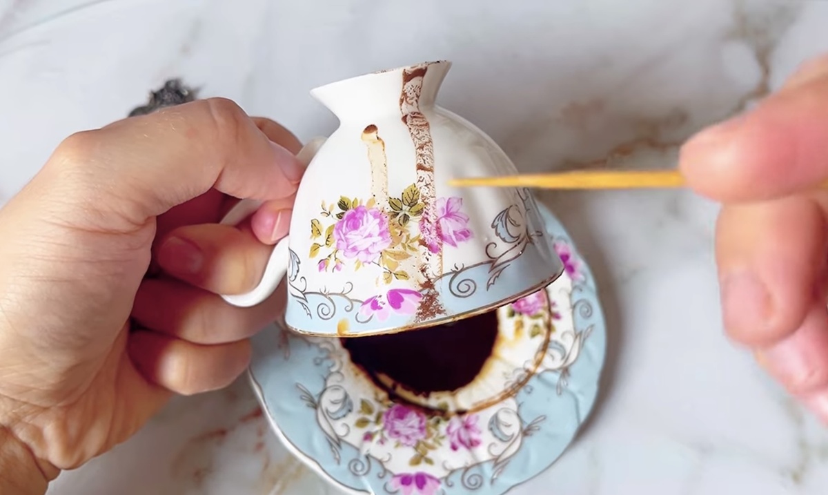 Что вы видите? Заметили двух людей? О чем вам говорят их позы?