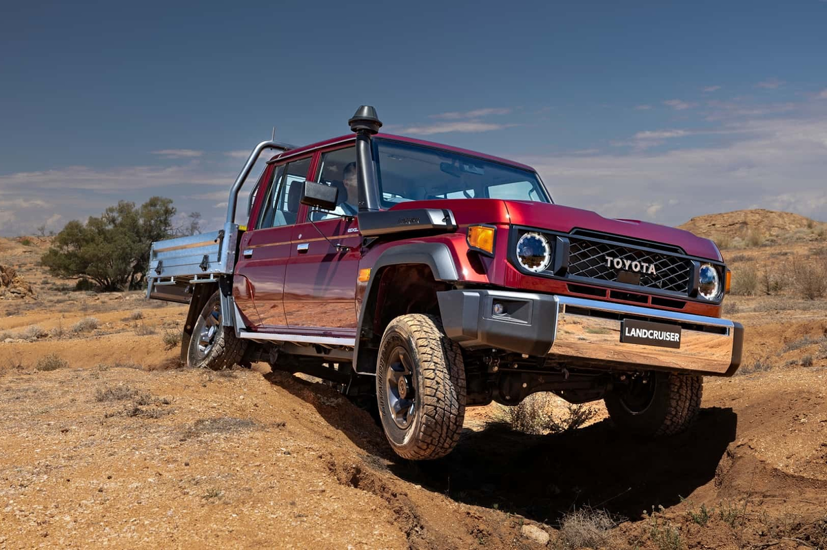 Демонстрация внедорожных способностей пикапа Toyota Land Cruise