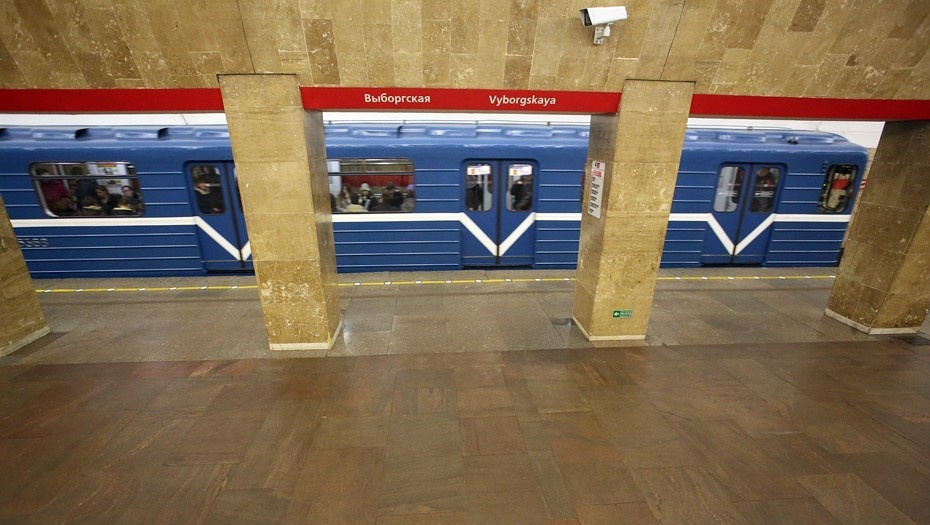    Поезд на станции метро "Выборгская" в Петербурге. Автор фото: Пётр Ковалёв / "Деловой Петербург"