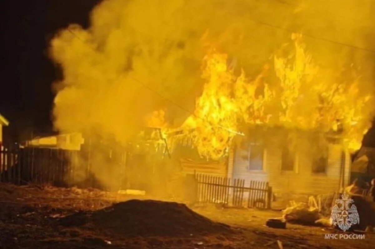    Пламя охватило дом ночью.