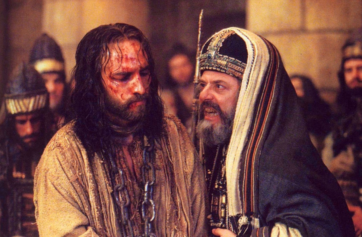 Первосвященник (фарисей) Каиафа. Кадр из фильма «Страсти Христовы» (2004 г., режиссёр Мэл Гибсон).