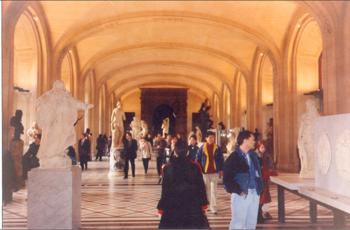 Я в Лувре (в черном пальто), 1996 год