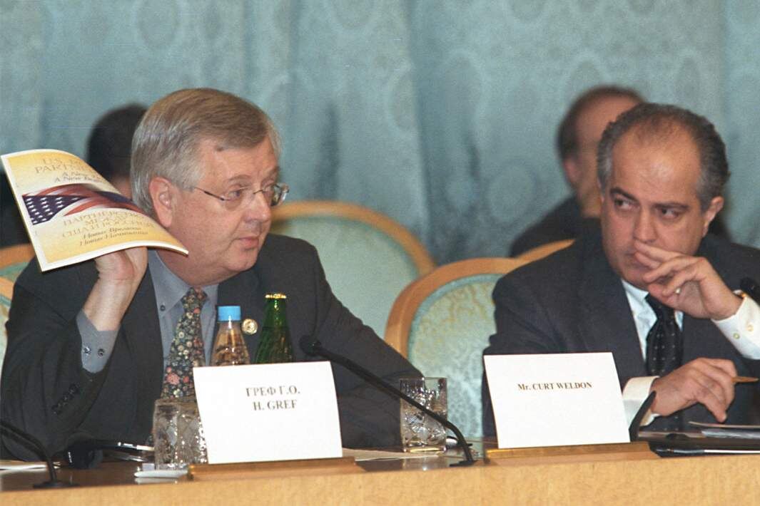 Фото: ТАСС/Кавашкин Борис / Бывший член конгресса США Курт Уэлдон (слева)