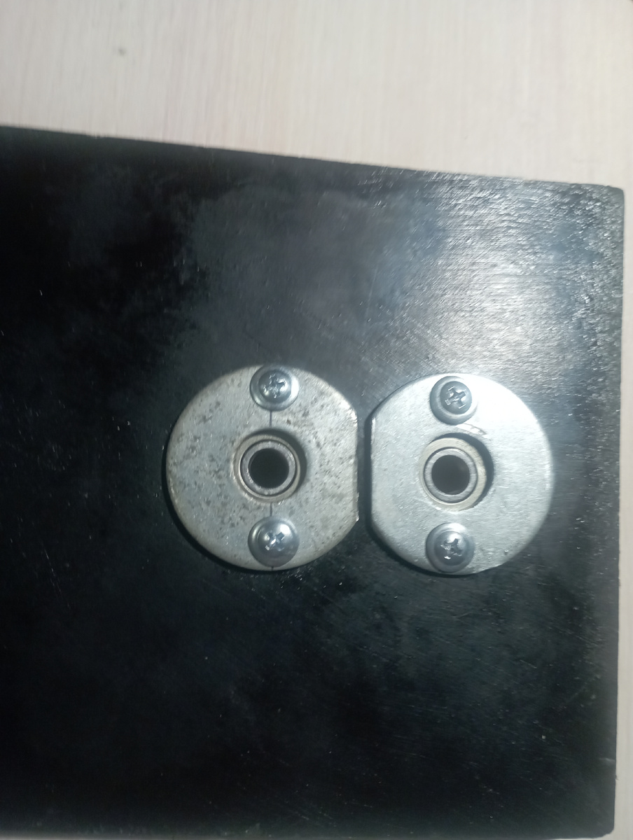 К верхней (правой) шайбе впоследствии добавился еще один шуруп. 