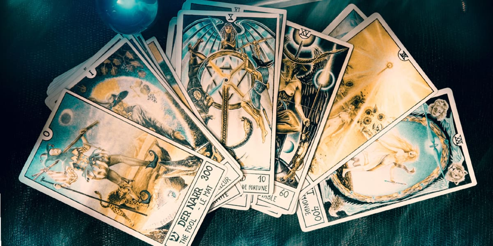 Таро – древний инструмент, помогающий получить подсказки судьбы. Карты в раскладе могут пролить свет на переживания человека и дать ценные намеки.