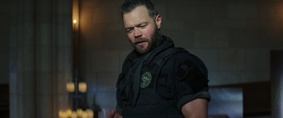 Змеиное общество из комиксов превратилось в обычных наёмников. По этому парню даже не скажешь, что это какой-то персонаж из комиксов. Тем не менее, это Медноголовый. 