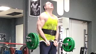 Подъем штанги на бицепс стоя. Главное - не злоупотреблять читингом, по возможности его минимизировать.