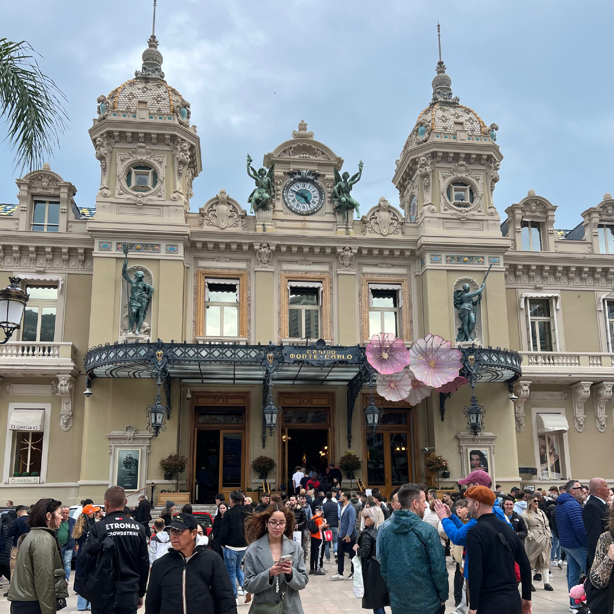Казино Монте-Карло и цветы 