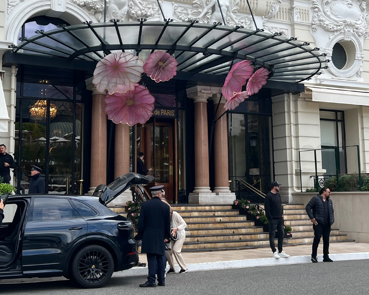 Hôtel de Paris украшен ещё более щедро 