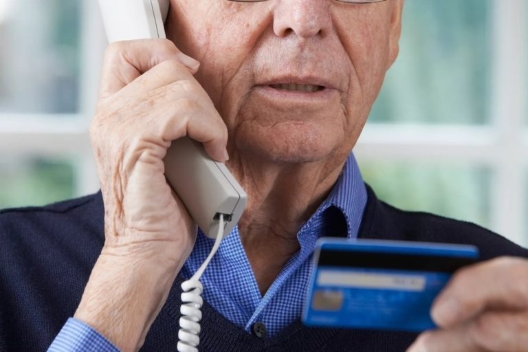    В Оренбуржье пенсионер из-за мошенников продал автомобиль, занял деньги и оформил кредит Оренбуржье