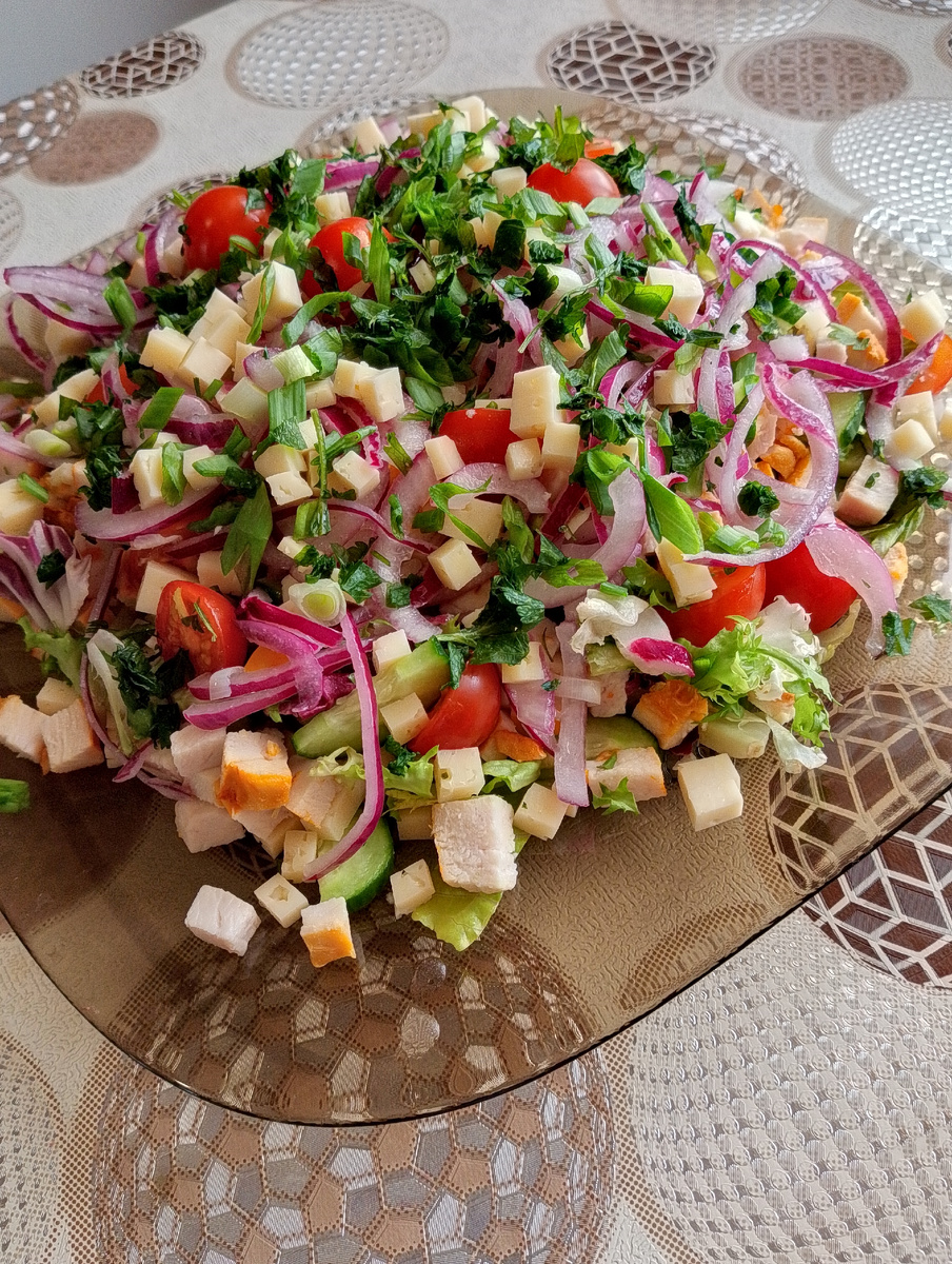 Такой салат подойдёт как на праздничный стол для дорогиъх гостей, так и на каждый день!  Нам понадобиться: один свежий огурец, помидорки Черри- 200гр. одна красная луковица, сыр твёрдый любой-150гр. куриная грудка ( у меня готовая для салата Цезарь), одна пачка салата микс Белая дача.  