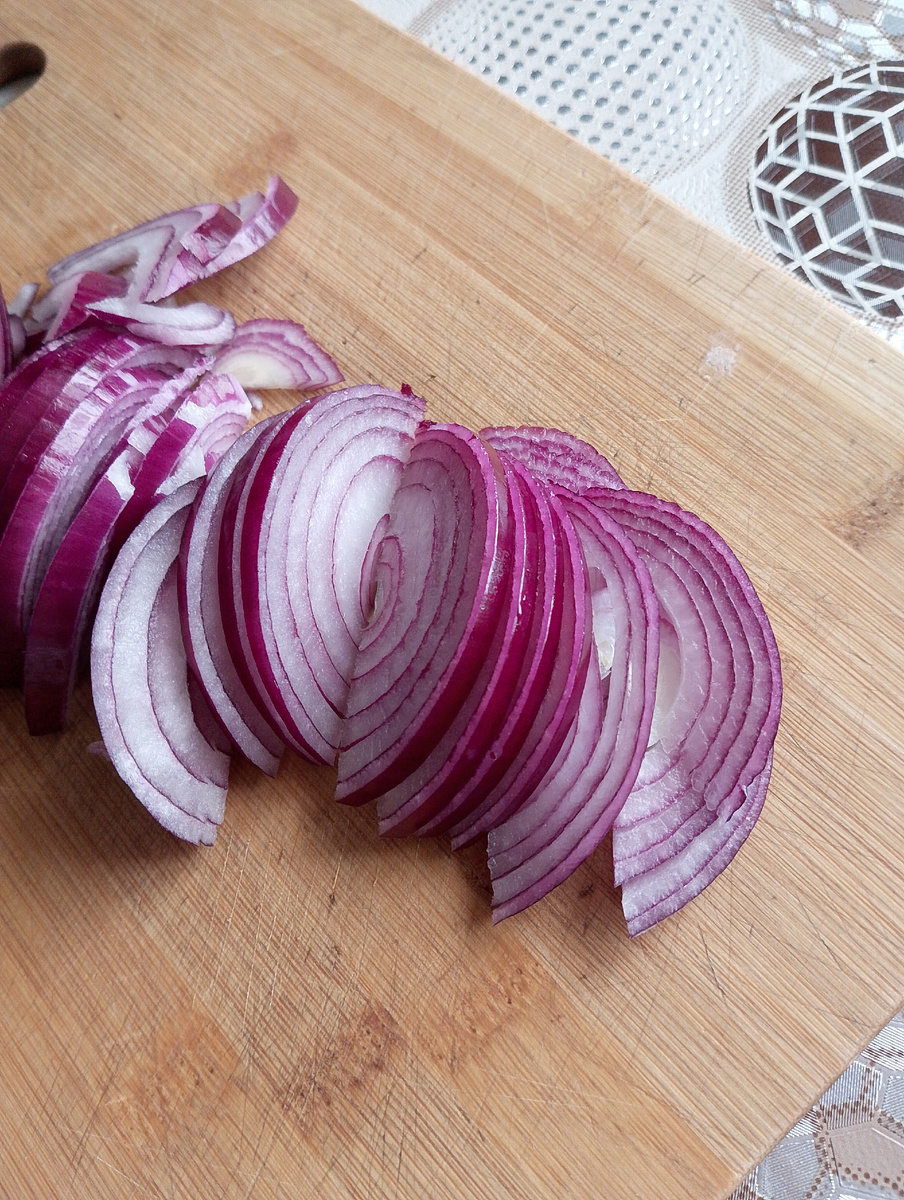 Для начала очистим лук и нарежем полукольцами как на фото