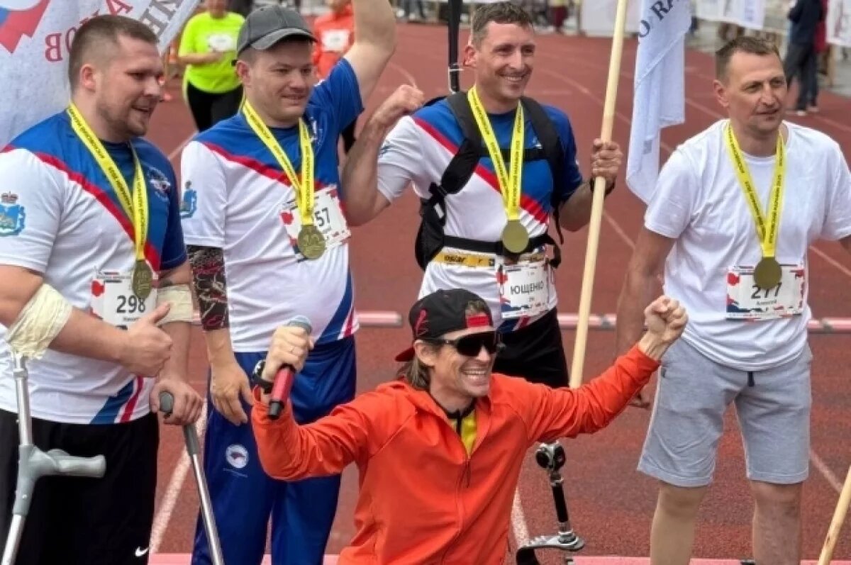    В Пскове герой СВО пробежал километровую дистанцию на костылях