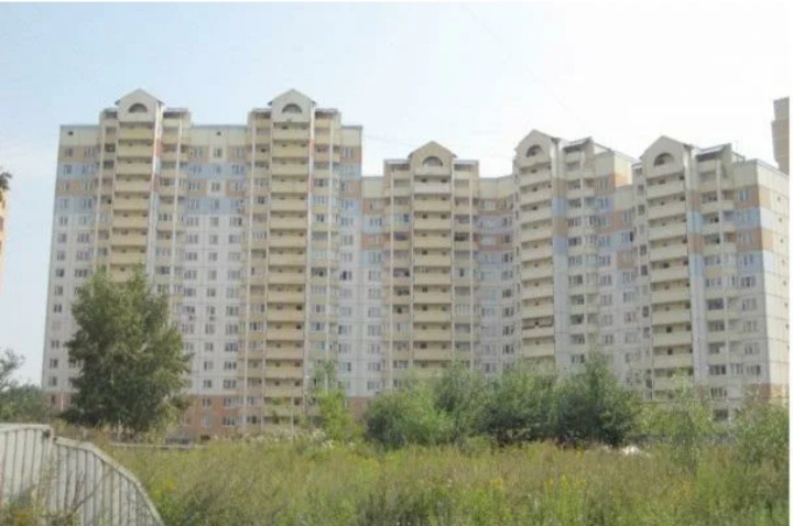 П-111 в Московской области среди травы