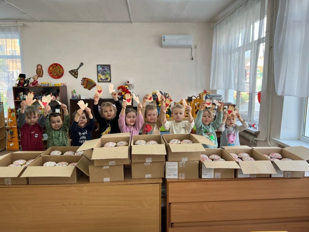    Куличи для бойцов собрали в детском саду № 6 в городе Темрюке. Коллектив, родители вместе с воспитанниками регулярно передают посылки на фронт. Ребята к Пасхе также подготовили открытки-ладошки для защитников с добрыми словами и пожеланиями. Фото добровольцев.