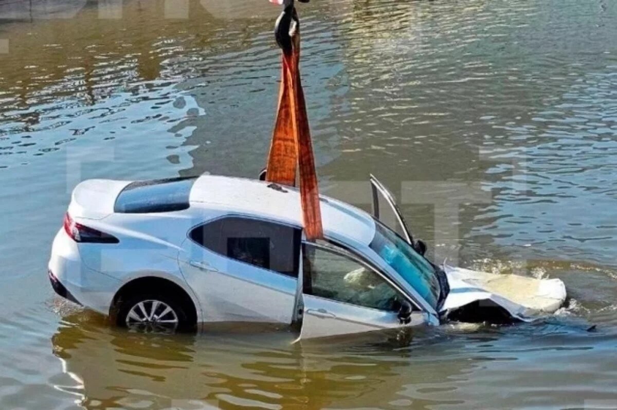    Водителю авто, упавшего в реку в Москве, помогли выбраться из воды прохожие