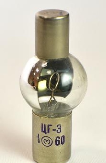 Вакуумный фотоэлемент. Золотисто-серебристое напыление на левой части стеклянного баллона - это цезий.