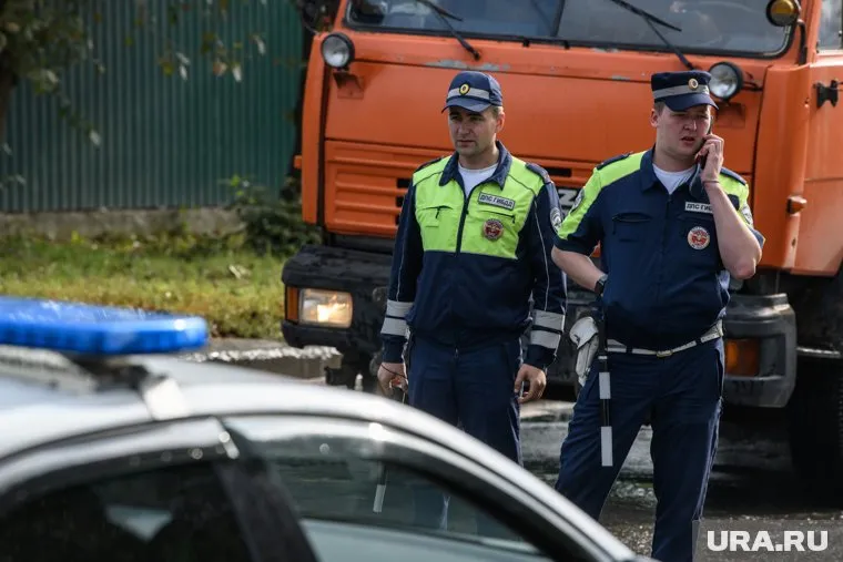 Сотрудники ГАИ перекрыли трассу
Фото: Илья Московец © URA.RU