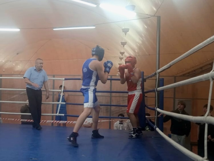 Один из моментов финального боя турнира с участием тяжеловесов (весовой категории 92 кг)