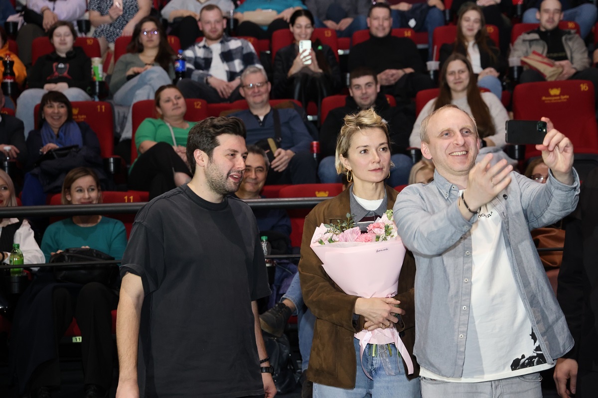    Гавриил Гордеев (справа), Надежда Михалкова и Илья Учитель на премьере фильма «Батя 2. Дед» в Нижнем Новгороде