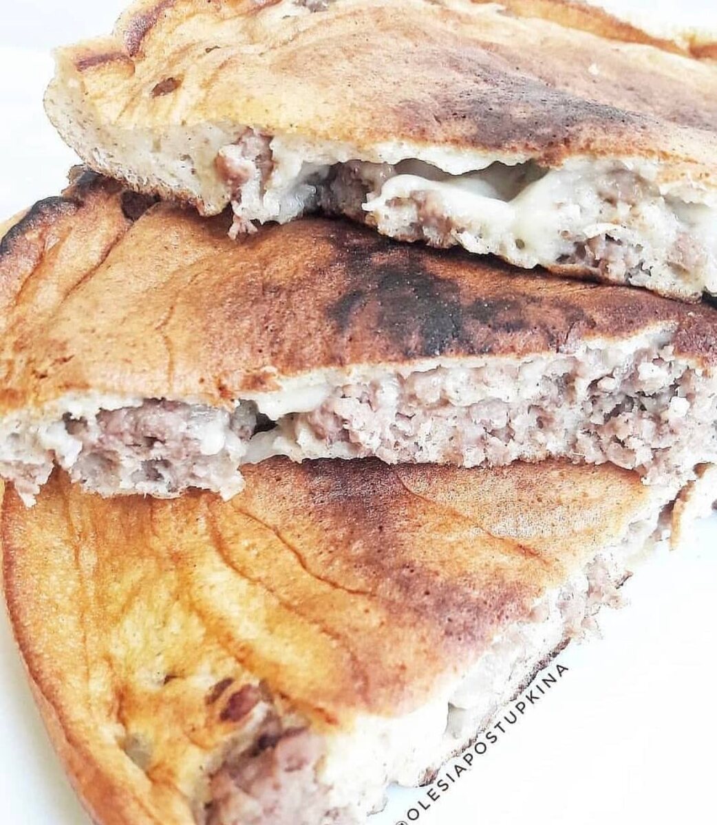 КБЖУ на весь беляш: 384/14.7/9.3/23.5

Ингредиенты:
- 30г пшеничной или рисовой муки
- 40г 2,5% молока
- 1/3 ч.л. разрыхлителя
- 1 яйцо
- соль
- 40г сыра
- 100г говяжьего фарша
- 10г репчатого лука
- 5г подсолнечного масла.

Приготовление:
Лук мелко нарезать и обжарить с фаршем, посолить.
Все смешать, кроме сыра и фарша. Сыр нарезать тонкими пластинками.
На маленькую сковороду ложкой выложить чуть меньше половины теста, сыр, фарш и ложкой полить остатками теста. Жарить под крышкой с 2х сторон до красивого румянца.
Приятного аппетита 😘