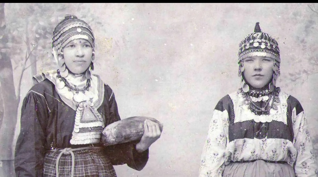 Девушки чувашки с караваем.