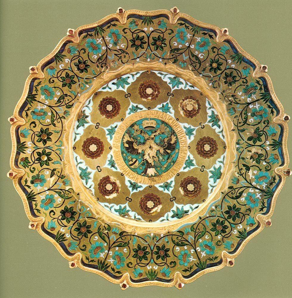 Илл. 1. Тарелка, Москва, Мастерские Кремля, 1667 г. Мастера: Леонтий Константинов, Иван Юрьев. Золото, драгоценные камни, эмаль. Принадлежала царю Алексею Михайловичу.